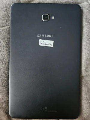 Samsung tab A surfplatta svart - Säljer en svart Samsung tab A surfplatta med stor skärm och kamera på baksidan. Plattan har en stilren design med rundade hörn och knappar på framsidan. Perfekt för att streama, surfa eller spela spel. Modellnummer SM-T580 syns på baksidan. Plats för Microsoft SD. Jättefint skick, ett par repor på framsidan som knappt syns. Återställd. Se bilder. Packar väl men står ej för postens slarv.