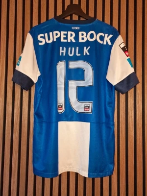 Nike FC Porto 12-13 - Generellt är den i mycket bra skick.  Tröjan har lite defekter:  - Missfärgning på nameset - Har flera repor   100% Authentic   Skick: 7/10 Storlek: L Produktkod: 479838-400 