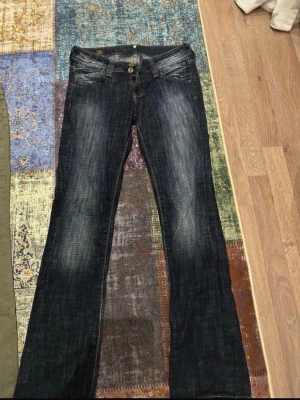 Mörkblå bootcut jeans med slitningar - Supercoola jeans💙 passar S/M