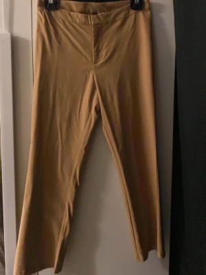 Beiga kostymbyxor i rak modell storlek 38 - Snygga beiga kostymbyxor med rak passform som är högmidjade. Endast provad, aldrig använd💞 skriv vid frågor!!🫶 säljer för de är ganska korta på mig och är 163cm lång 
