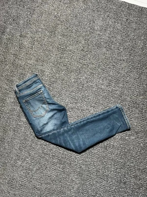 Jack &. Jones blå slim fit jeans - Hej! Säljer ett par klassiska blå slim fit jeans från Jack & Jones. Modellnamn: slim glenn|storlek: 146/152 men modellen är 168 och har lite häng. De har inga synliga deffekter vilket gör de perfekta  till en avslappnad stil. Vid mer bilder, info eller fundering kring passform är det bara att höra av sig!!