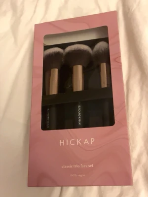 Hickap borstar classic trio face set - Säljer helt nya hickap classic trio face set borstar kvar i orginalförpackningen. Angled Kabuki 112 Tapered Blush 114 Round Kabuki 115 Nypris 379kr mitt pris 250kr