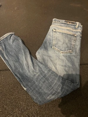Ljusblå Acne jeans  - Säljer ett par ljusblå jeans från Acne. Storleken är 32/32 och jeansen är ganska slitna men inga hål eller sånt.