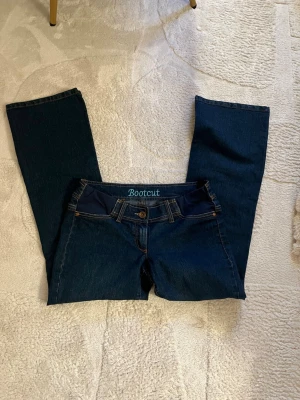 Mörkblå bootcut jeans med stretch - Snygga mörkblå bootcut jeans, nästan helt oanvända och i ny skick. 