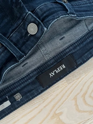 Replay Grover - Säljer nu dessa mörkblå Replay Grover Skick 7,5/10 Nypris 1599kr Mitt pris 599kr  Skicka vid minsta fundering!