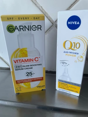 Garnier Vitamin C Serum Cream SPF25 - Glow boosting serum cream från Garnier med Vitamin C och SPF 25. Kommer i en vit och gul förpackning. Produkten är vegansk och designad för att ge lyster och jämnare hudton samt återfukta huden i 72 timpris i butik 249:-