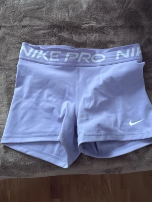Ljuslila Nike Pro träningsshorts - Säljer dessa ljuslila Nike Pro shorts då de inte kommer till användning. Storlek S, använda ca 5 gånger.