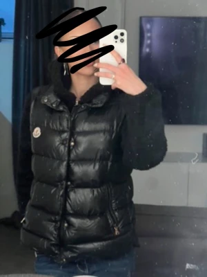Svart Moncler väst - Pris kan diskuteras!     Tröttnat på den å tycker den är lite stor på mig, fin i skicket och inte använt på ett tag. Fråga om mer bilder vid intresse då ja ej hitta. 