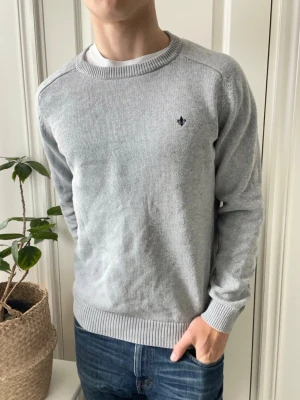 Morris tröja grå stickad  - Morris tröja grå stickad, Inga defekter! Modellen i bilderna är 180 cm 75 kg och bär Storlek L som är stor på modellen , Kom med frågor! 🌟 (Kan gå ned i pris vid köp av paket 😉) 