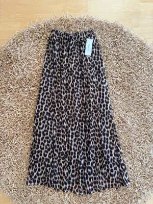 Kjol M oanvänd  - Köpt från bubbleroom storlek M pris 319kr