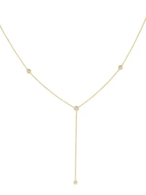 Guldhalsband med pärldetaljer - Elegant halsband i guld med tunn kedja och fem små vita pärlor placerade längs kedjan. Halsbandet har en Y-formad design där en pärla hänger ned från mitten, vilket ger en stilren och modern look. Perfekt för att lyfta vilken outfit som helst. Det är från Shiny chic och är endast använt en gång, så jag säljer den då jag inte har haft användning av den. Nypris är 359kr.