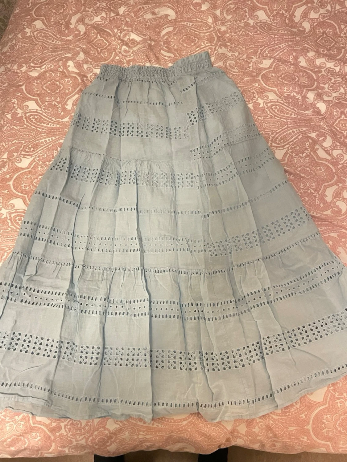 Ljusblå långkjol med broderade detaljer