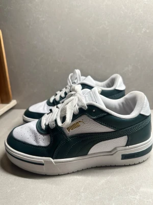 Puma sneakers ( stl 40.5 ) - Säljer Puma sneakers i vit/grön färgkombination.  Bekväma och snygga till vardags. Normalt använda men i gott skick.  • Märke: Puma • Storlek: 40.5 • Nypris: 1200 kr  Pris kan diskuteras vid seriöst intresse & snabb affär