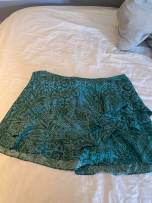 kjol med shorts inuti - jätte fin kjol med shorts inuti i st L men passar även M också