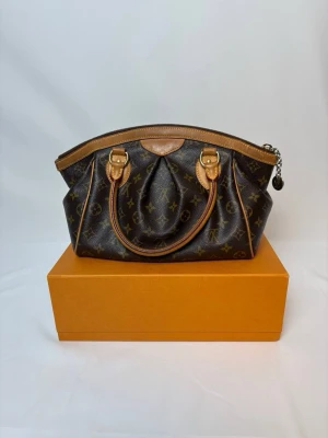 Louis Vuitton Tivoli PM - Säljer denna sjukt fina Louis Vuitton Tivoli PM väska! Väskan är i väldigt fint skick!  Tillverkad 2013 strax innan de 2014-2015 gick ur produktion!  Sedan dess har de varit väldigt eftertraktade och svåra att hitta i detta skick! Kommer med kartong och kvitto!