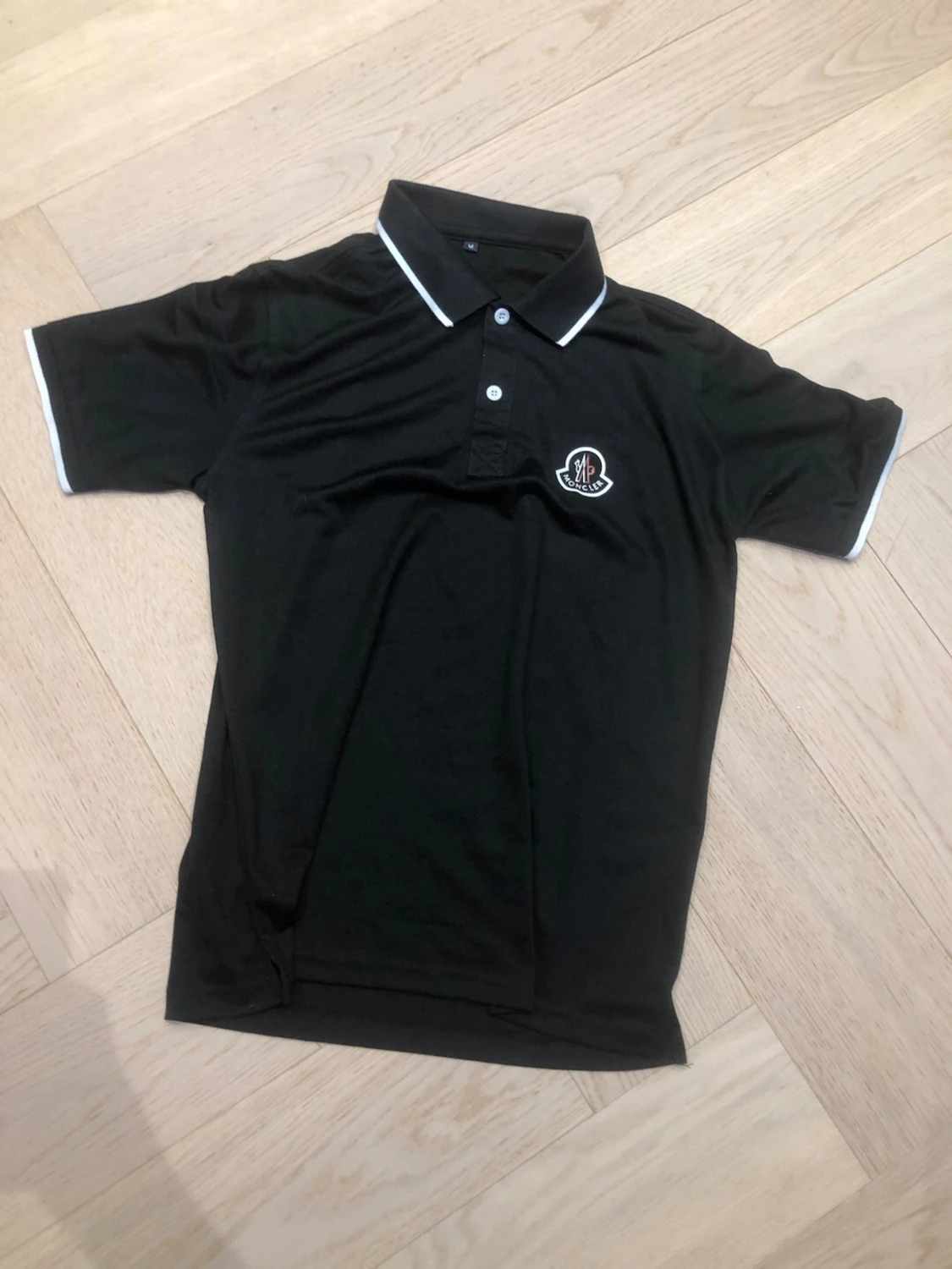 Svart Moncler pikétröja med vit kant