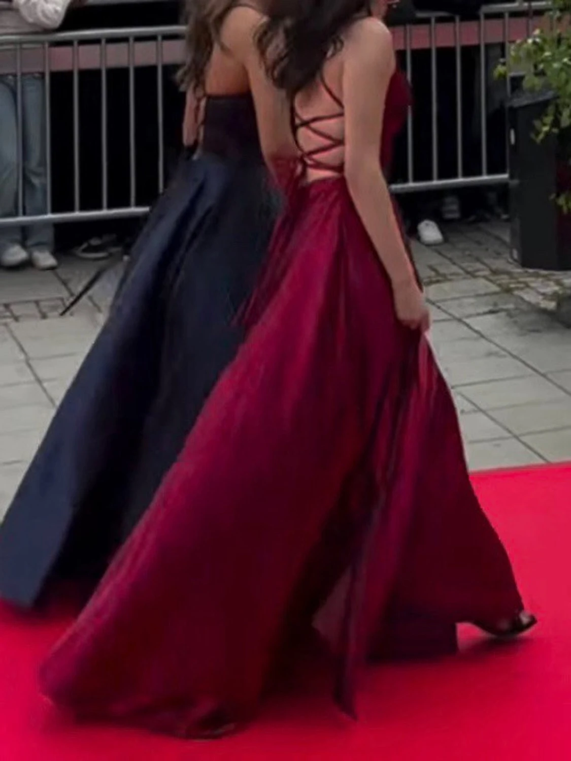 Vinröd balklänning med snörning - 1