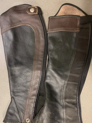 Rid-chaps | läder - Jättefina chaps i läder som endast använts ett fåtal gånger. Det finns även lite stretch.   • Längd: 45 cm • Omkrets upptill: 32 cm