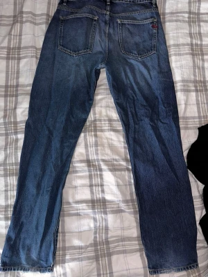 Diesel jeans - Ett par mörkblåa diesel jeans. Jeansen är i bra skick. Storleken är 30 Fråga om det finns frågor!  Måtten Fotvidd 18cm Innerbenslängd 73cm Lårvidd 26cm Midja 40cm