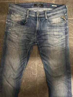Replay Anbass Jeans - Säljer dessa skit feta Replay jeansen, med riktigt schyssta slitningar och wash. Storlek 33/32. Modellen är 186, 75kg.