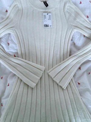 Vit Ribbad Stickad Klänning – H&M – Trendig Flared Sleeve – S - Superfin ribbad stickad klänning från H&M i offwhite/vit 🤍  • Ribbad struktur • Långa ärmar med lätt utsvängd/flare detalj • Figurnära passform • Storlek: S • Helt ny med prislapp (299 kr)   #stickadklänning #ribbadklänning #hmklänning #flaredsleeve 