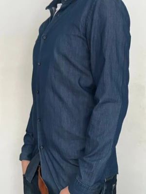 Hugo boss skjorta - Fet hugo boss skjorta med schysst passform🍾nypris 1499.  Slim fit 38/13 (strl S)  Pris är ej hugget i sten. Kontakta mig vid minsta fråga 