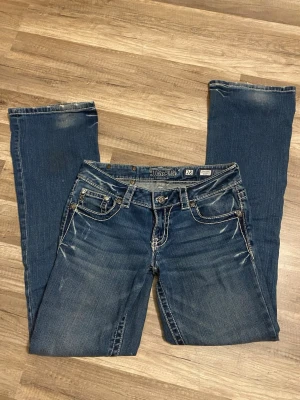 Miss me bootcut low waist jeans - Intressekoll!! Funderar på att sälja mina miss me jeans då de inte kommer till användning, lägg gärna bud så accepterar jag om jag känner att det är ett pris jag kan tänka mig sälja dem för. || Observera!! jeansen är mycket använda och lite slitna här o där, finns små hål runt fickorna bak men som jag ej märkt av när jag användt dem. Igen sytt hål finns (de va så när jag köpte dem) se bild 6. 