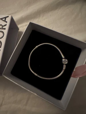 Pandora  - Säljer mitt Pandora armband i silver då det inte längre kommer till användning🤍Nypris 1200kr💕