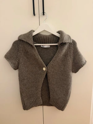 Brun kortärmad stickad bolero/kofta Zara - Använd fåtals gånger, inga defekter 