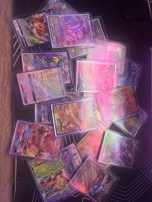 Samling Pokémonkort skriv för pris - En samling Pokémonkort.