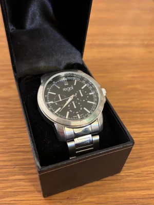 Regal Klocka Herr Watch - Regal klocka för herrar i bra skick.   Färgen är svart med en liten hint av blå.  