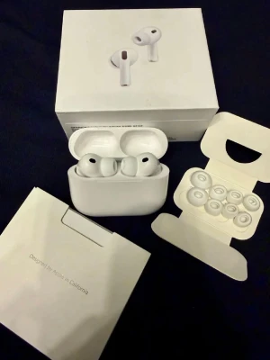 Apple AirPods Pro 3 ANC med laddningsetui  - Säljer ett par vita Apple AirPods Pro med trådlöst laddningsetui. Hörlurarna har in-ear design och levereras med flera silikonpluggar för bästa passform. Klassisk stilren look i blankt plastmaterial och kompakt fodral som är lätt att ta med sig.