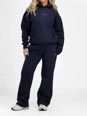 Mörkblå det från Caspara - Mörkblå hoodie och byxor från Caspara med klassisk huva och stor magficka. Hoodien har en avslappnad passform, ribbade muddar och diskret logga på bröstet. Perfekt för en chill och stilren look. Materialet är mjukt och skönt, troligtvis bomullsblandning. Hoodie xs, byxor s, använd få gånger