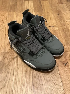 Cool Grey Jordan 4 - Snygga Air Jordan 4 Retro sneakers i mörkgrått med svarta och vita detaljer. Pris kan diskuteras☺️.