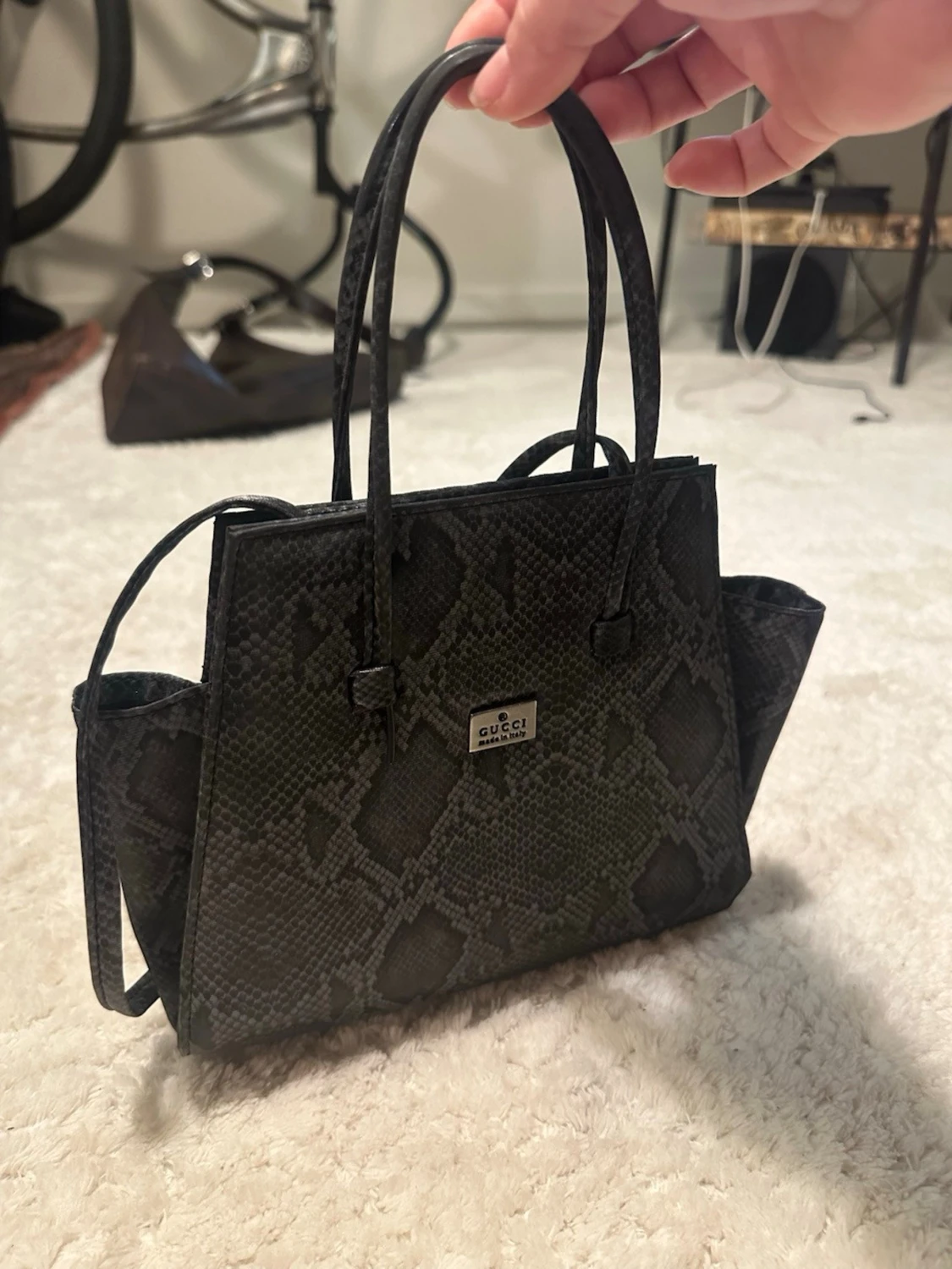 Gucci handväska i ormmönstrat läder - 2