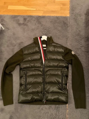 Moncler cardigan  - En mycket sällsynt och fräsch cardigan ifrån Moncler. Denna cardigan är helt oanvänd endast testad. Mycket fin jacka i en mycket speciell färg och perfekt för dig som gillar att sticka ut. NFC Scan på loggan är också tillgänglig. Priset kan diskuteras men inga skämt pris tack! 