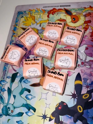 1 st blindbox farm animal nr 4 - ”OBS du kommer bara få en blindbox av denna annons”   Här har ni chansen att öppna en blindbox och få dessa söta bondgårdsdjuren som även är nyckelringar och har en berlock där det står ”mad with love”   Du har chans att få en av följande katt, får, hund, ko, gris, kyckling, kanin eller en secret som är ett rengbågs får🐑 Som sagt om du vill ha fler blinboxes måste du köpa fler annonser eftersom du bara får EN av denna annonsen🩷