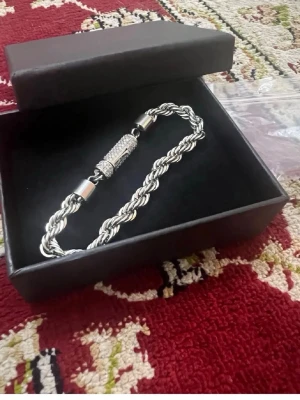 Silverfärgat tvinnat armband - Rostfritt stål 