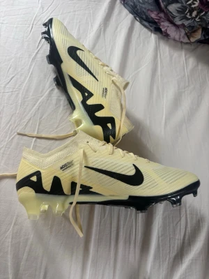 Nike vapor 15 - Storlek 42,5. Det är i väldigt bra skick i princip helt nya, Skick 10/10. Start pris 800. Hör av er vid funderingar!