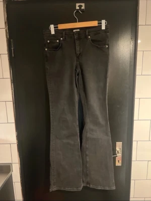 Svarta bootcut - Svarta bootcut jeans med låg midja från lager157 storlek S/M Långa i benen.  Midja:39cm Innerbenslängd: 83cm Ytterbenslängd: 107cm Bredd längst ner på benet: 25cm Lår: 20cm  Även mycket stretch i  