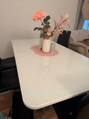 Vitt matbord med glasskiva och metallben - Säljer ett stort, rektangulärt matbord med vit glasskiva och coola böjda ben i metall. Bordet har en modern och stilren design som gör det till en snygg centerpiece i köket eller matsalen. Perfekt för dig som gillar minimalistisk inredning.
