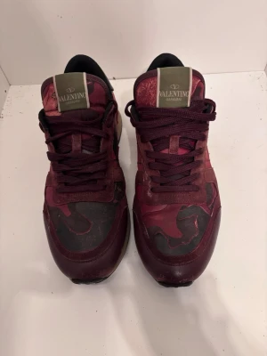Valentino rockrunners. - Säljer dessa sjukt snygga och unika valentino rockrunners k storlek 41, skriv om frågor😊
