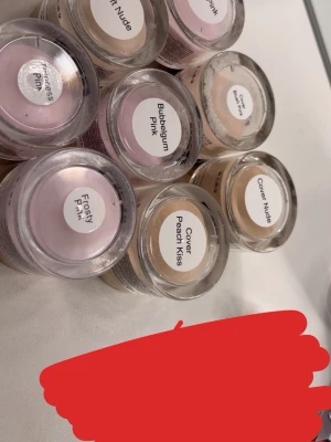 Akryl puder från Luunails i olika färger - Säljer flera akryl puder från Luunails i olika nyanser som Princess Pink, Bubblegum Pink, Frosty Pink, Cover Peach Kiss och Cover Nude. Perfekta för att skapa snygga och kreativa nageldesigner. Kommer i stilrena burkar med metalliclock. 120kr styck 