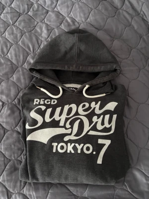 Superdry hoodie - Snygg mörkgrå hoodie från Superdry