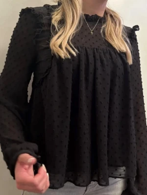 Svart mönstrad blus - Så fin svart mönstrad blus från Zara i storlek S🫶 Använd men fortfarande i fint skick, några få slitningar som inte syns!