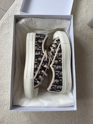 Dior Walk'n'Dior sneakers blå/beige - Bra skick! Är som 35,5 . Köparen står för frakten