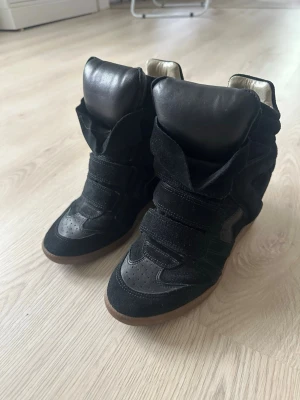 Isabel marant bekett skor - Säljer mina äkta Isabel marant skor i storlek 37, mycket bra skick! Tyvärr så har jag ingen dustbag eller låda så det medföljer inte 💕Skriv för frågor!