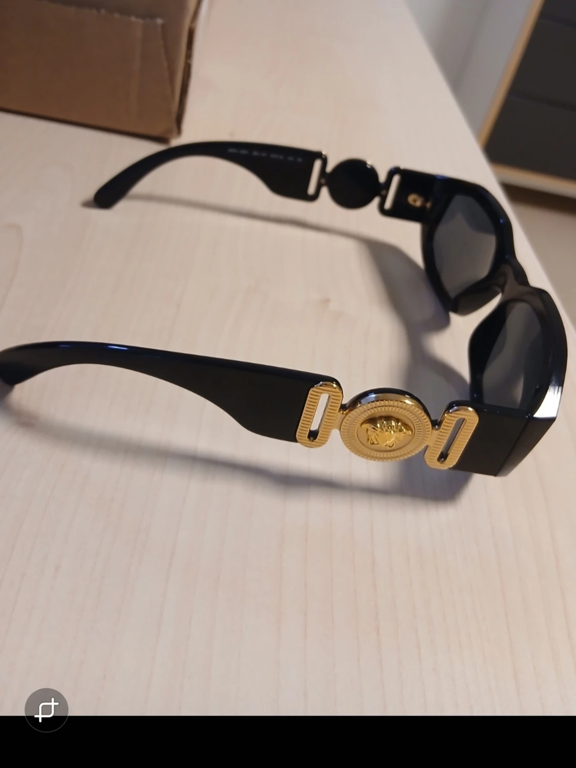 Versace svarta solglasögon med guld - 1