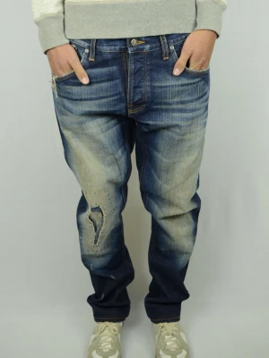 Nudie Lab 12 Lab Tim Jeans  - NUDIE SELVAGE LAB 12 JEANS Storlek : 36/34 - SE MÅTT Modell : Lab Tim Mått : A = 43,5CM - B = 107CM - C = 20,5CM Användning : Jeansen är i ett väldigt fint skick utan defekter. Alla knappar är utförda i ren silver. Handgjord tvätt i Italien. Bästa kvaliteten av Nudie. Nypris : ??? - Extremt limiterad och exklusiv modell Modellen på bilden : 182CM och väger 73,5KG
