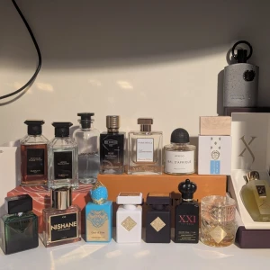 Byter/Säljer  - Samling av exklusiva parfymer från olika märken som Nishane, Xerjoff och Byredo. Flaskorna har unika former och färger, från genomskinligt glas till färgstarka detaljer och gulddetaljer. Perfekt för dig som älskar lyxiga dofter och snygg design på parfymflaskor.